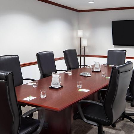 Отель Courtyard By Marriott Stamford Downtown Экстерьер фото