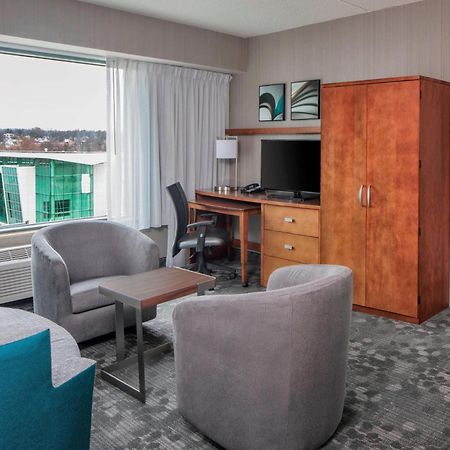 Отель Courtyard By Marriott Stamford Downtown Экстерьер фото