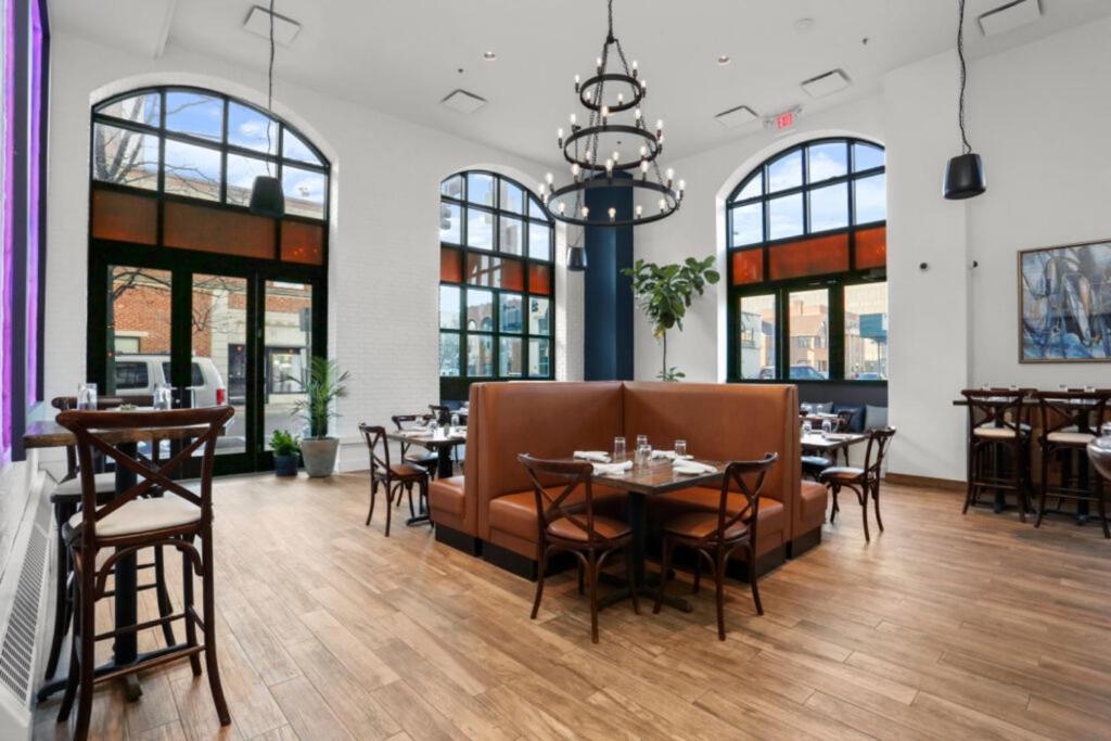Отель Courtyard By Marriott Stamford Downtown Экстерьер фото