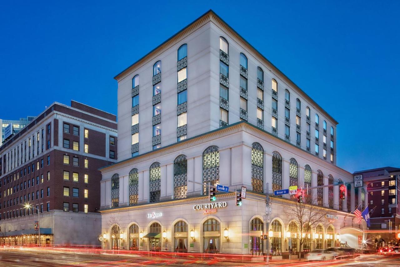 Отель Courtyard By Marriott Stamford Downtown Экстерьер фото