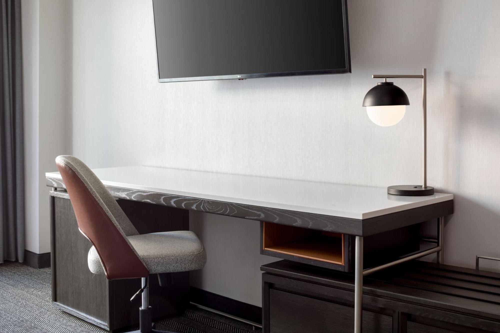 Отель Courtyard By Marriott Stamford Downtown Экстерьер фото