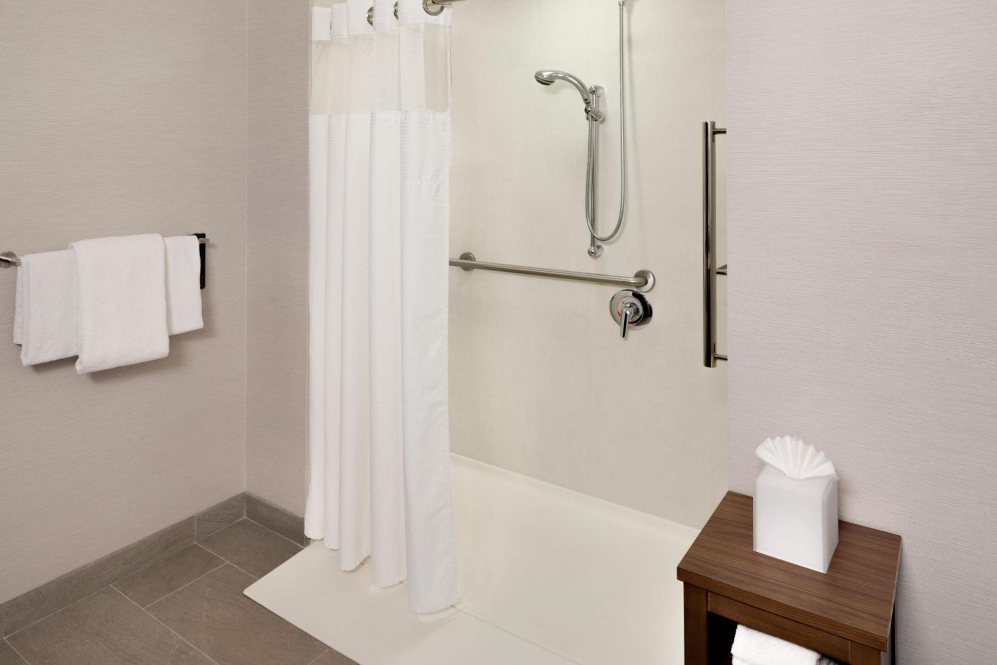 Отель Courtyard By Marriott Stamford Downtown Экстерьер фото
