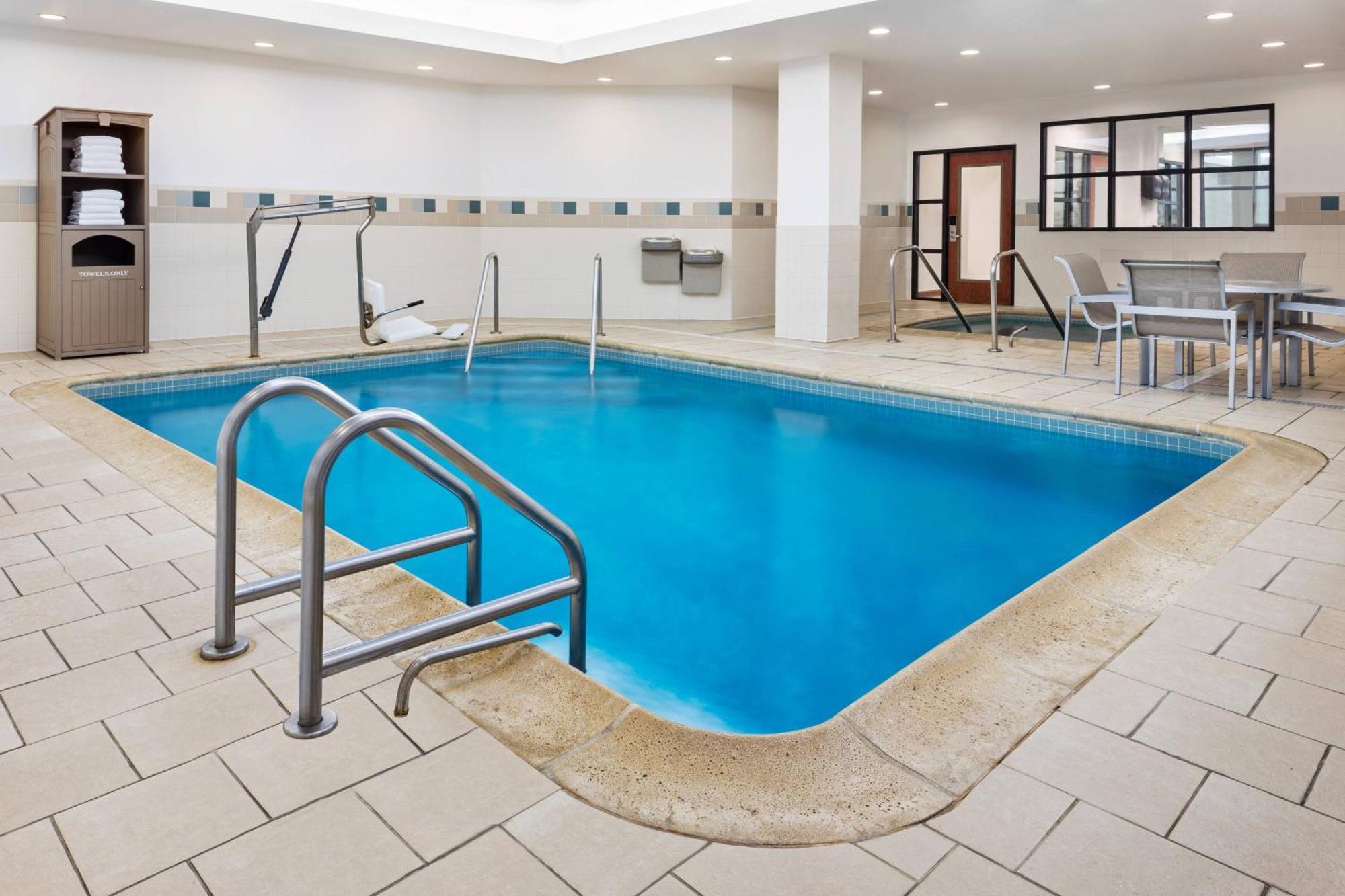 Отель Courtyard By Marriott Stamford Downtown Экстерьер фото