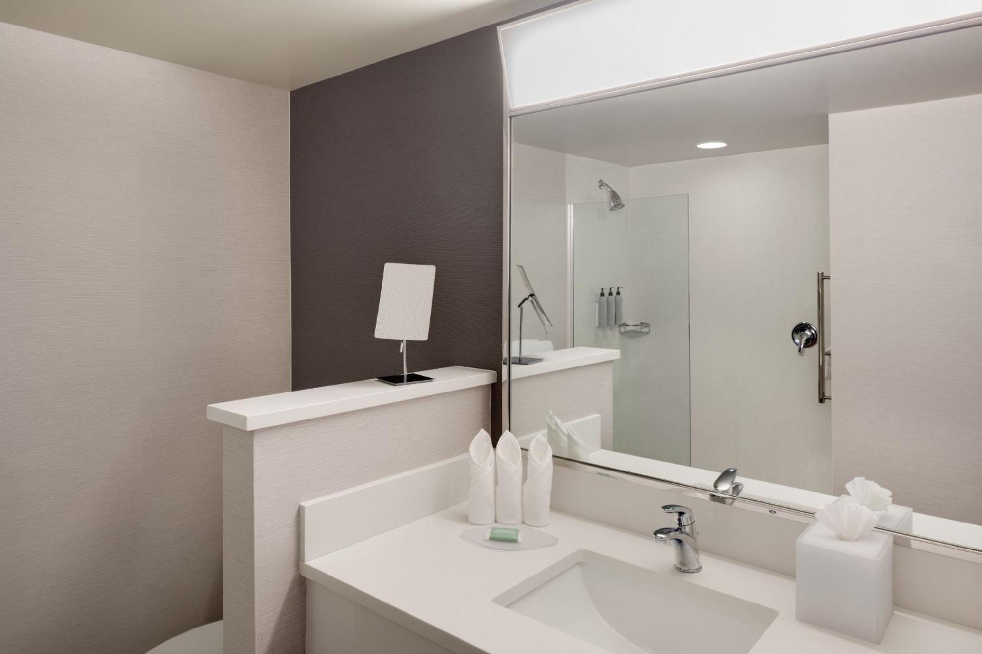 Отель Courtyard By Marriott Stamford Downtown Экстерьер фото