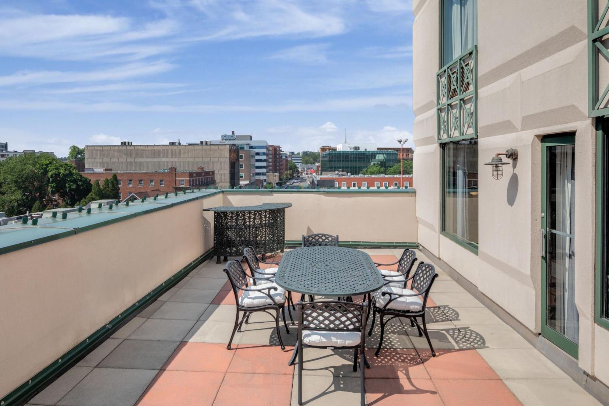 Отель Courtyard By Marriott Stamford Downtown Экстерьер фото