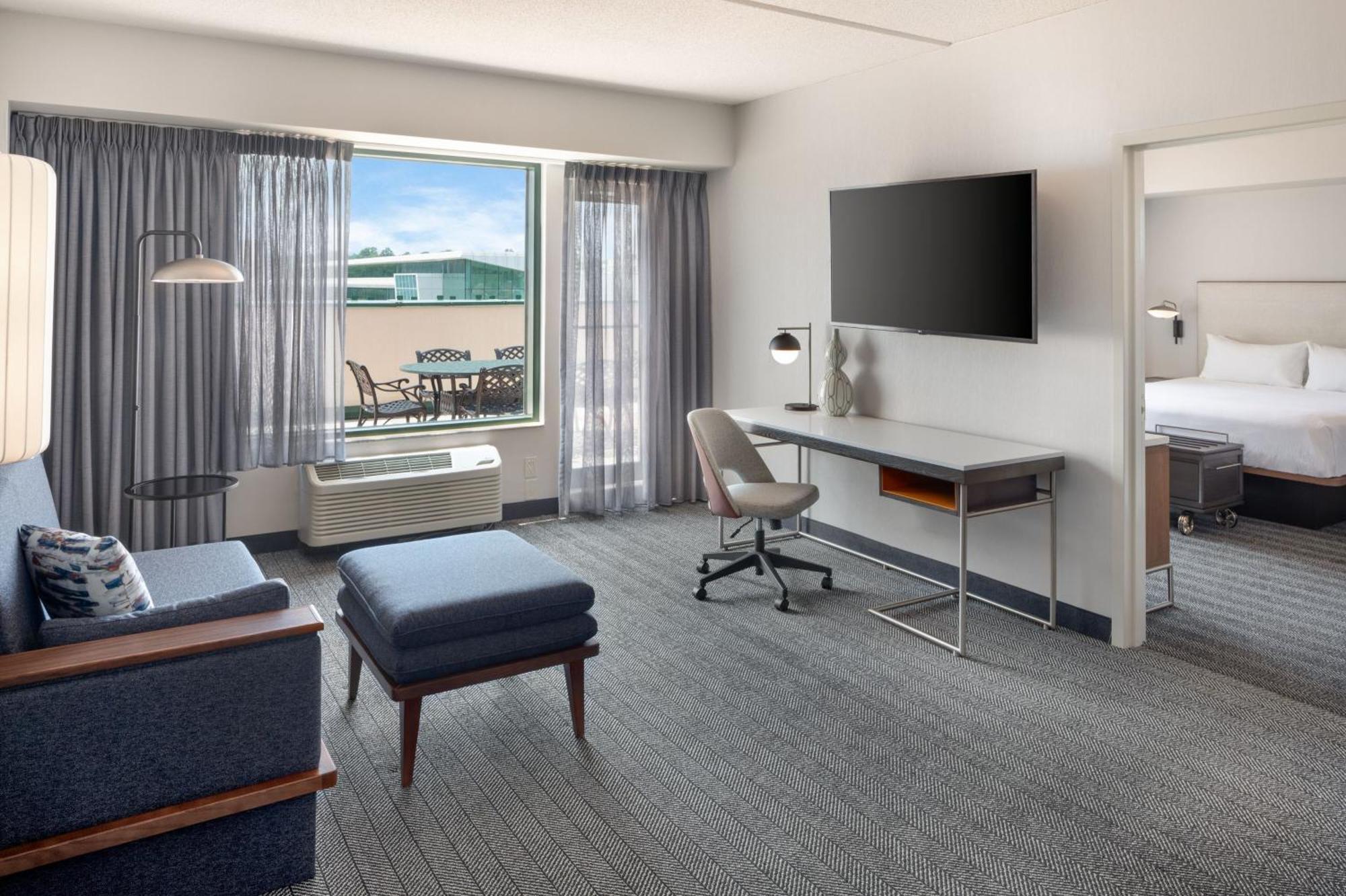 Отель Courtyard By Marriott Stamford Downtown Экстерьер фото