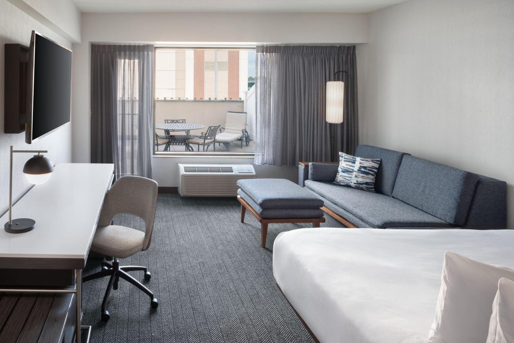 Отель Courtyard By Marriott Stamford Downtown Экстерьер фото