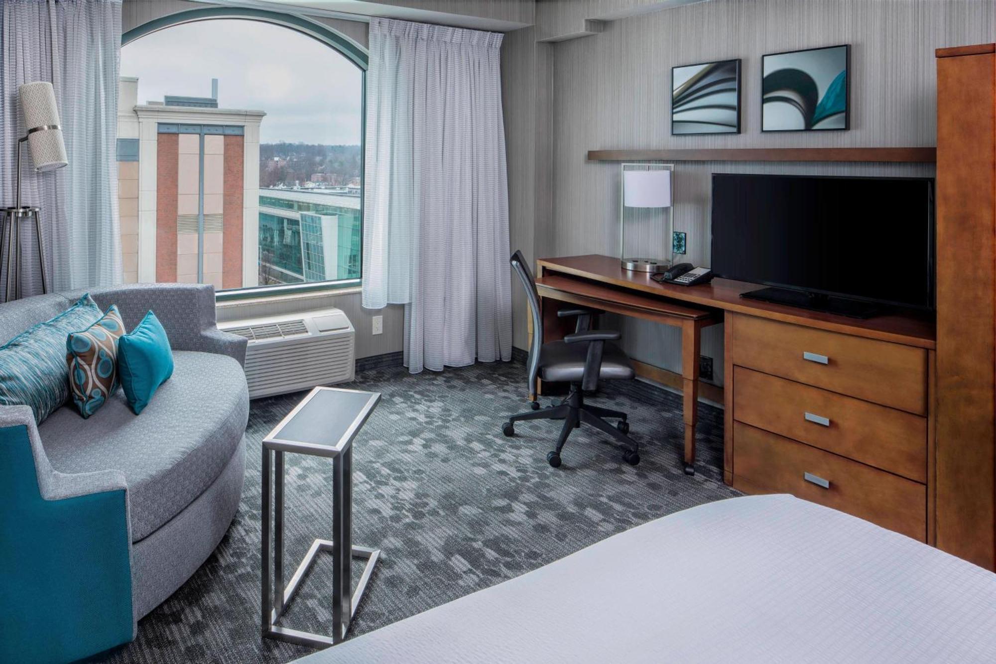 Отель Courtyard By Marriott Stamford Downtown Экстерьер фото