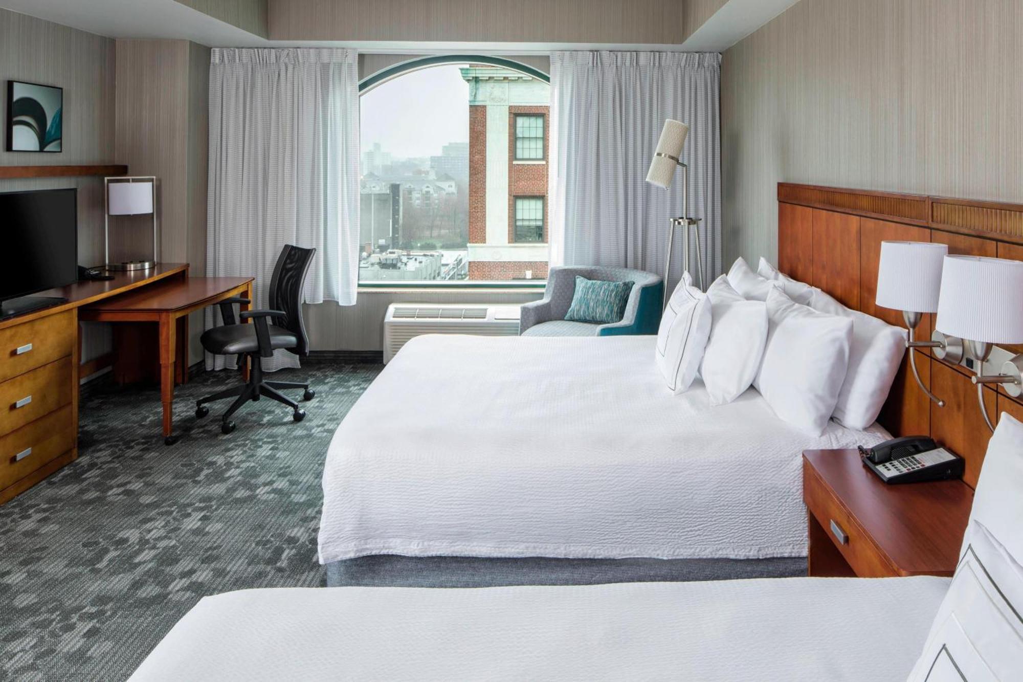 Отель Courtyard By Marriott Stamford Downtown Экстерьер фото