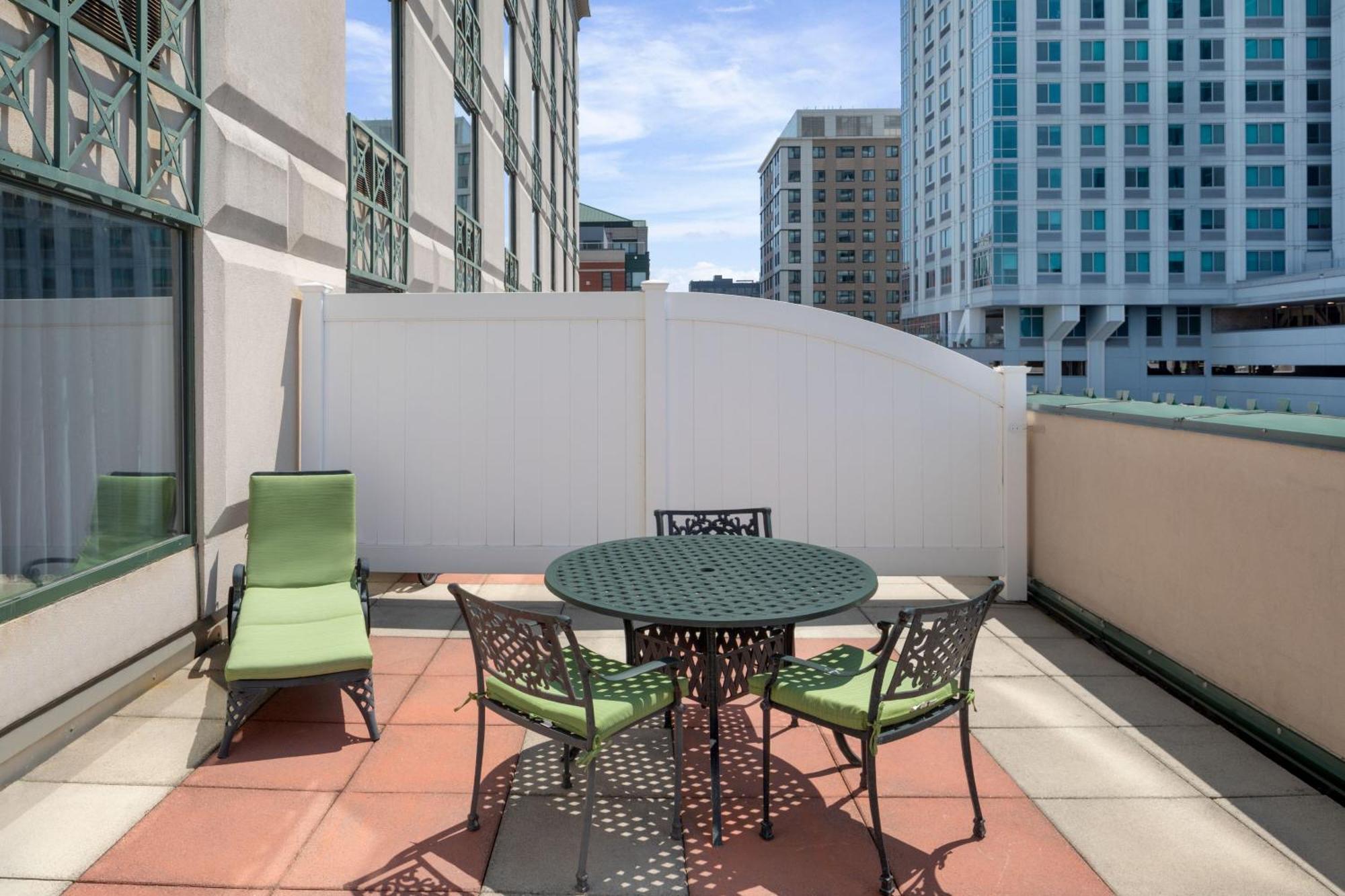 Отель Courtyard By Marriott Stamford Downtown Экстерьер фото