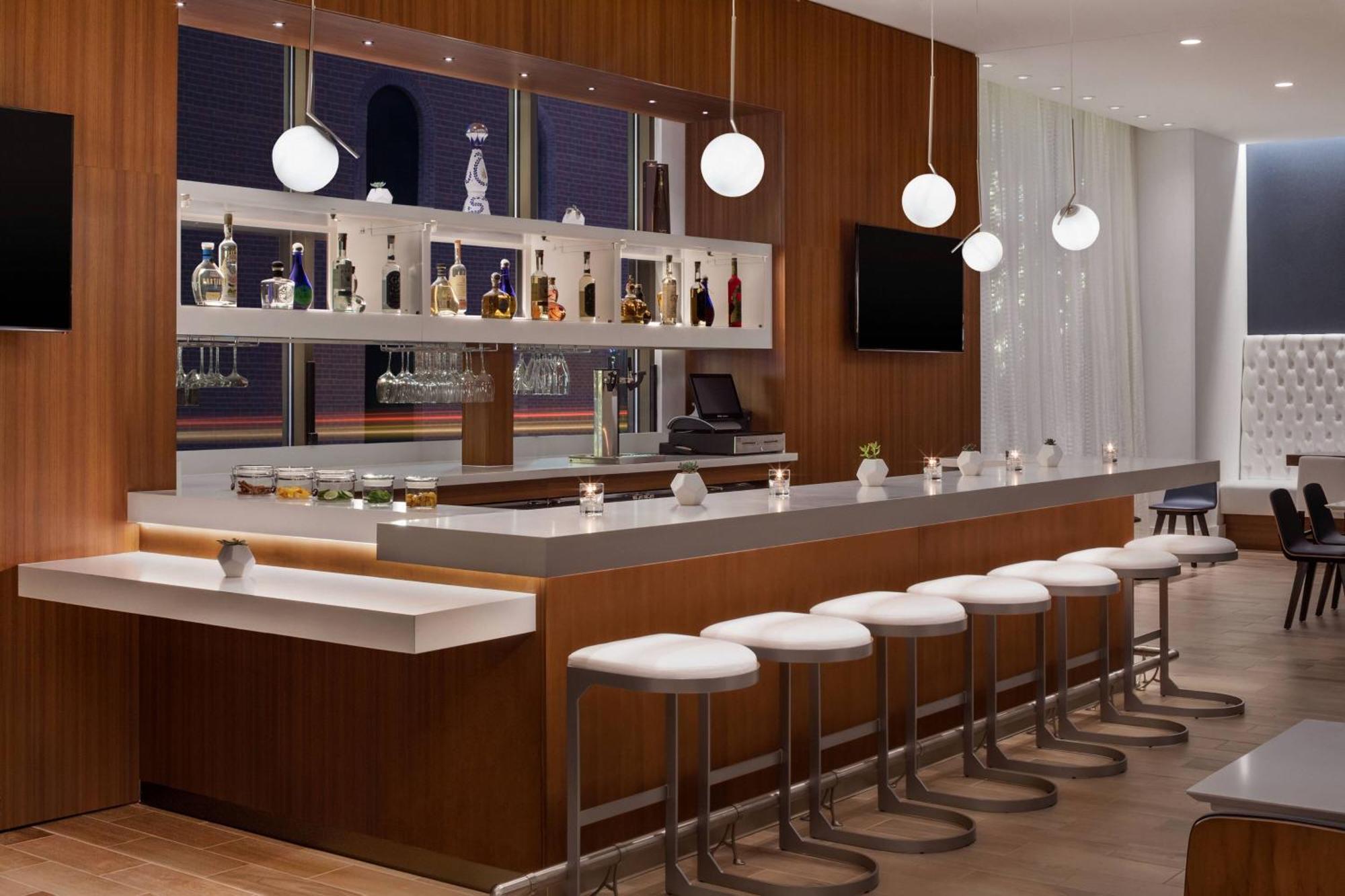 Отель Courtyard By Marriott Stamford Downtown Экстерьер фото