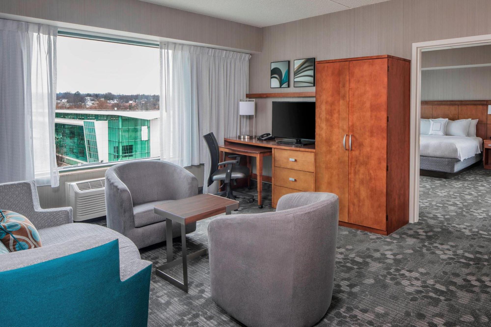Отель Courtyard By Marriott Stamford Downtown Экстерьер фото