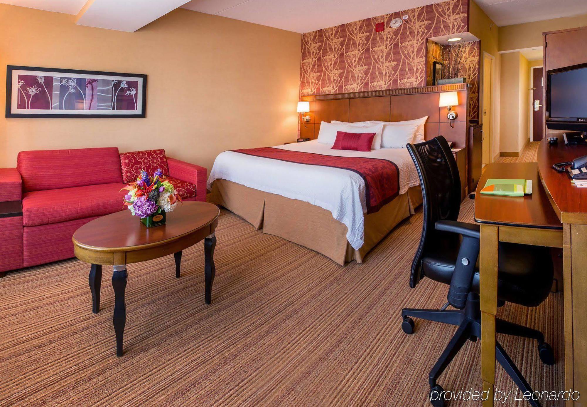 Отель Courtyard By Marriott Stamford Downtown Экстерьер фото
