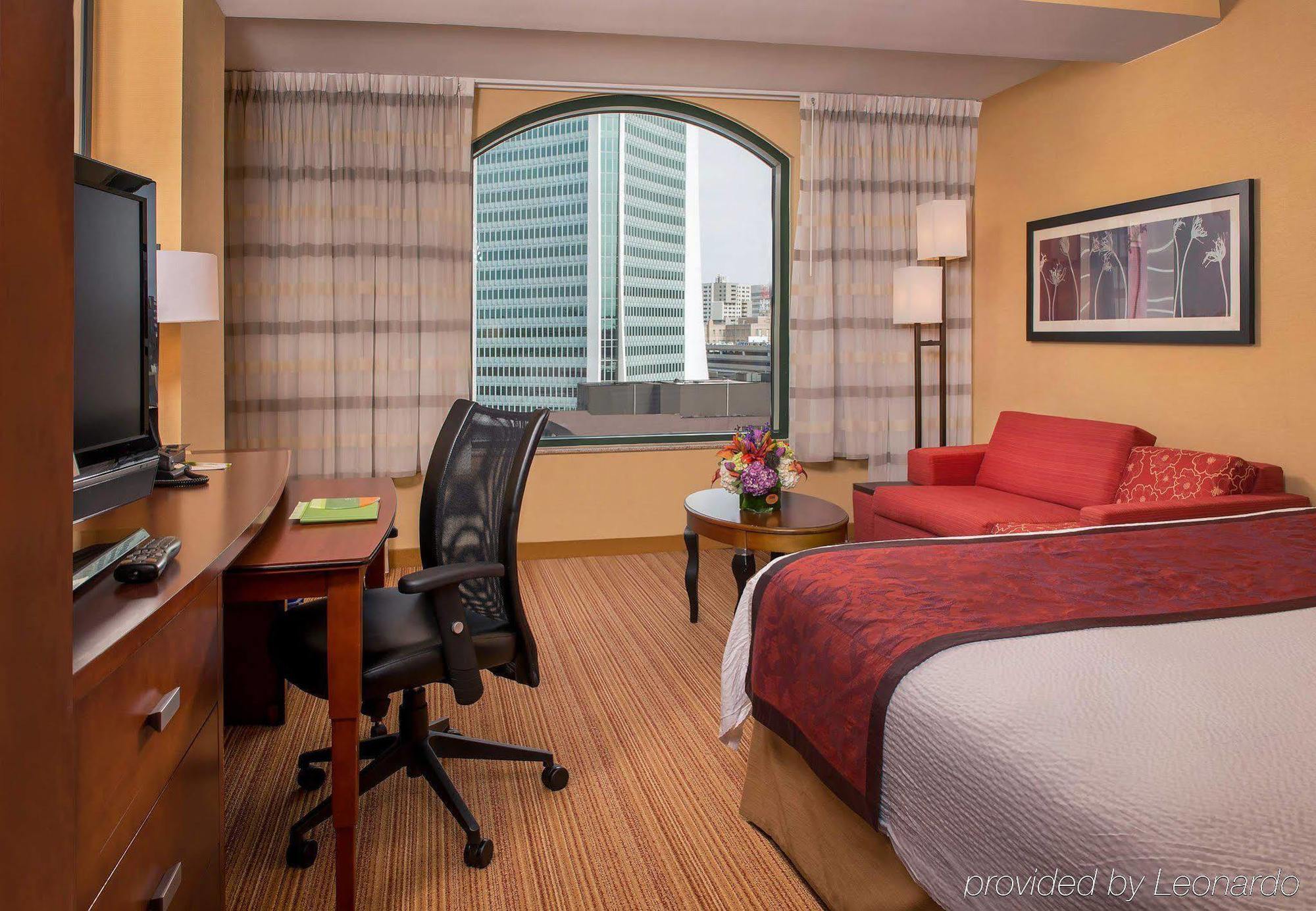 Отель Courtyard By Marriott Stamford Downtown Экстерьер фото