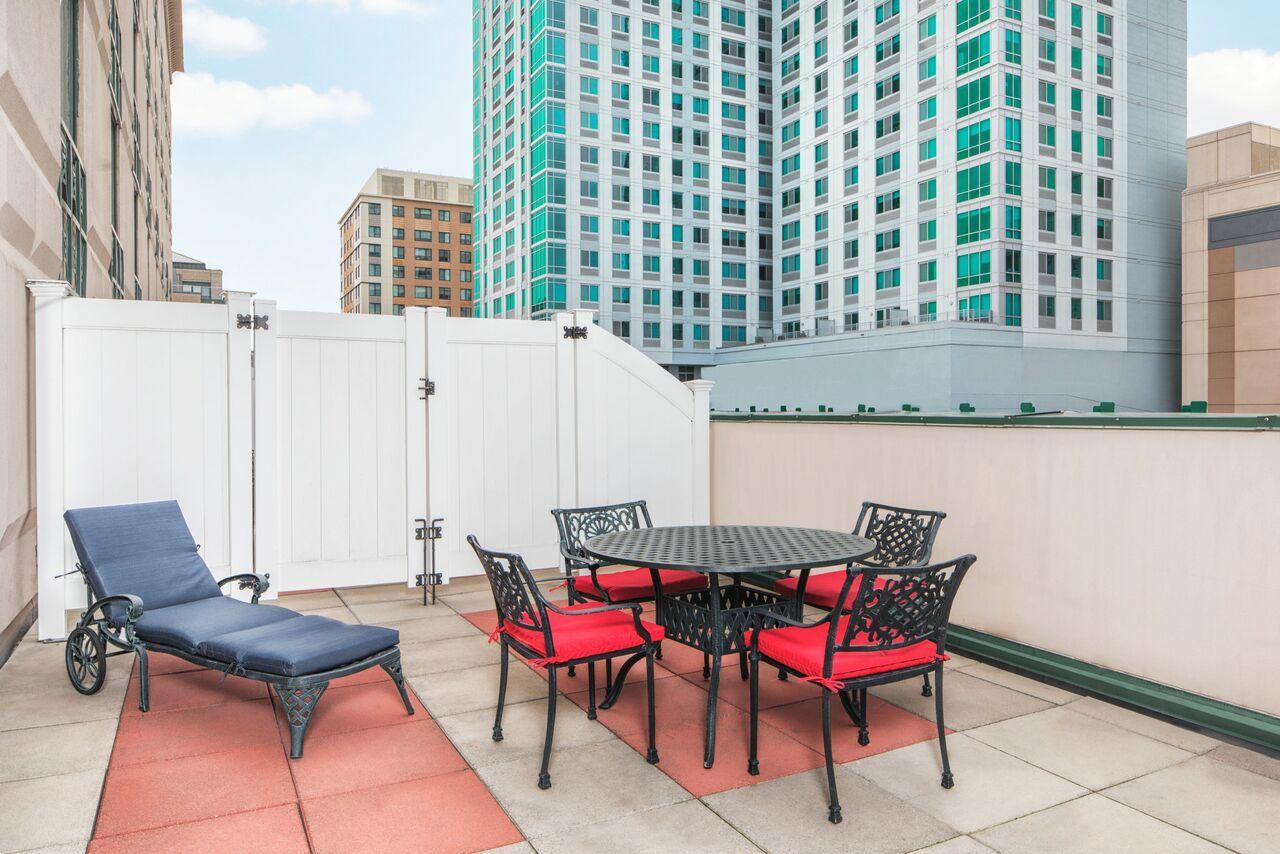Отель Courtyard By Marriott Stamford Downtown Экстерьер фото