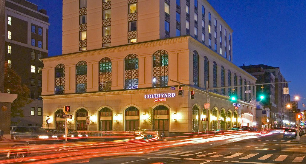 Отель Courtyard By Marriott Stamford Downtown Экстерьер фото